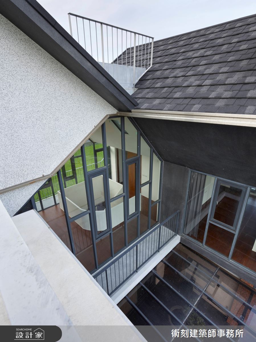 設計師以宜蘭七厘石融合環保玻璃,打造成獨特的黑屋瓦。