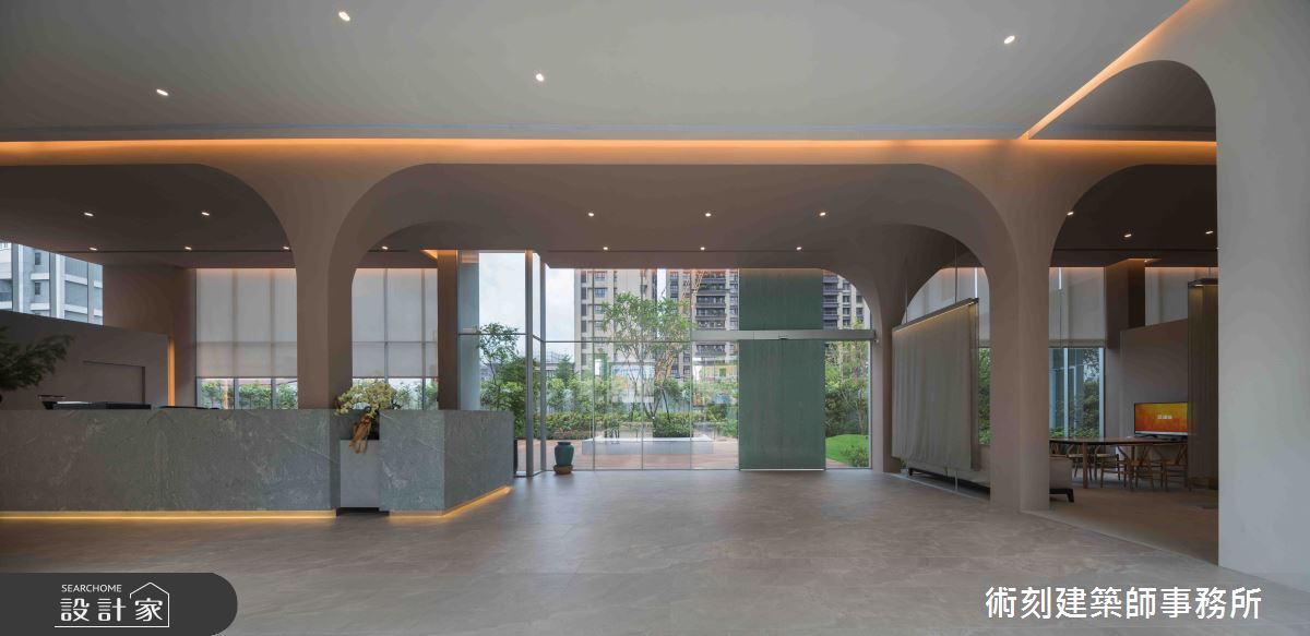 術刻建築師事務所以傘拱結構呼應森林主題,透過燈條、布幔營造出空氣與光線的流動,也做出空間的軟性分隔。