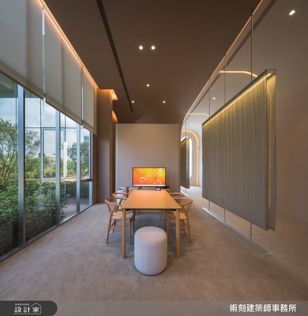 術刻建築師事務所以軟性介質分隔空間,為客戶保留商談隱私。
