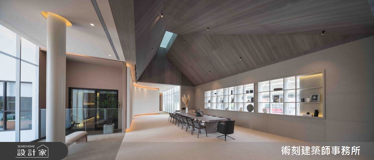 「積木之森」二樓以上凹斜面壁龕及大面開窗,創造新的觀看視角。