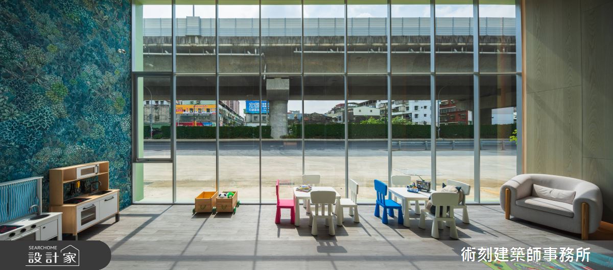 大片落地玻璃,邀請往來住民看見屋內模樣。