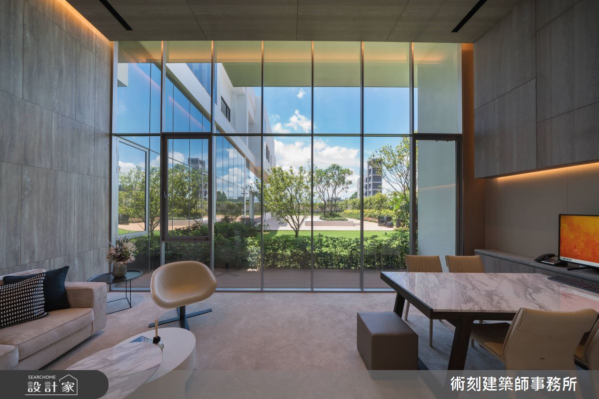落地玻璃為空間賦予輕盈、開放的視覺效果。