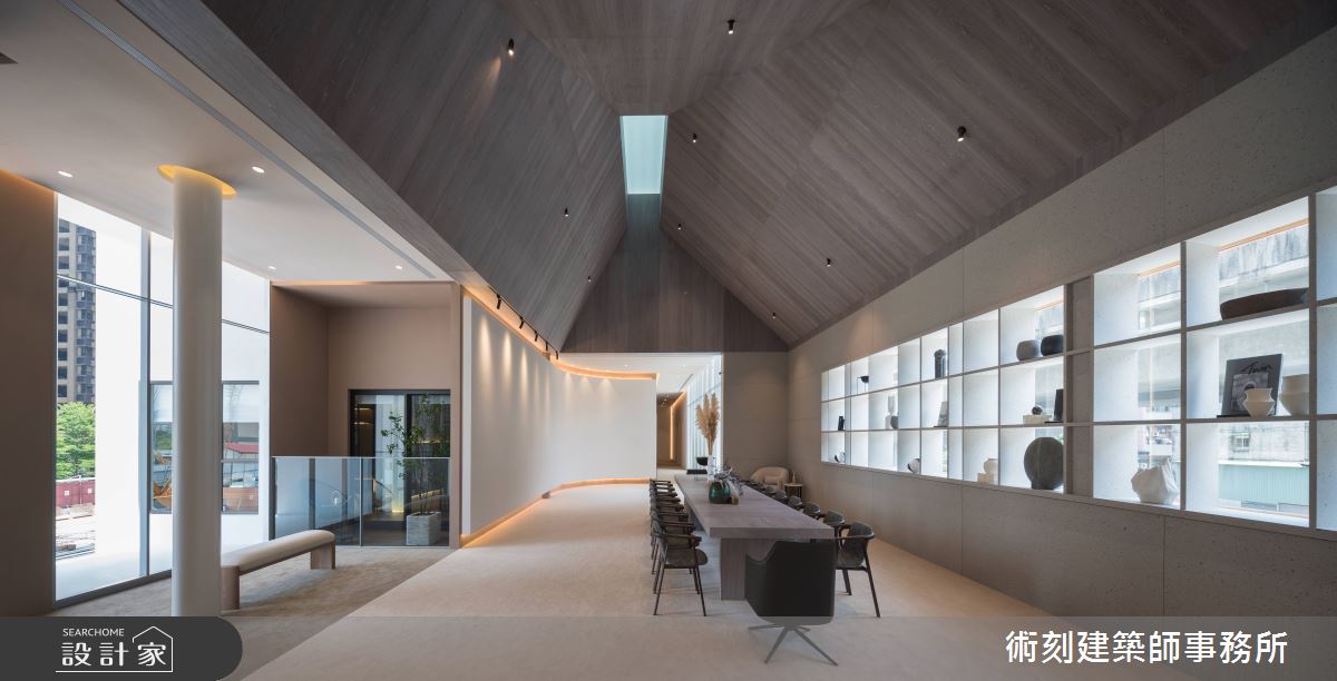 「積木之森」二樓以森林不同高度樹冠為概念,打造上凹斜面壁龕及大面開窗,讓人們彷彿仰望樹間空隙般窺看天空。