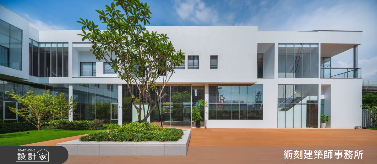 設計師以工地廢棄材質緩和基地高低落差。