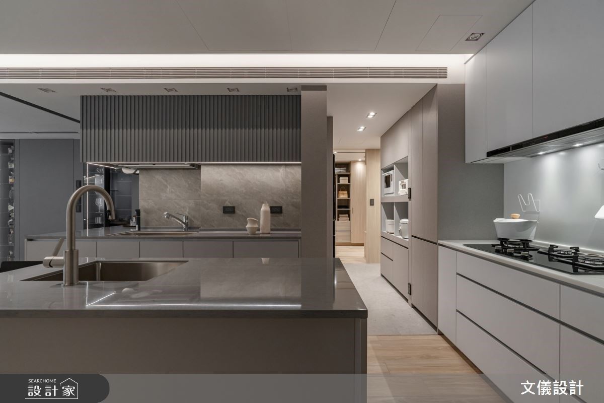 防濺板以磁性板規劃,可吸附烹飪小工具;一旁四個拉伸櫃電器櫃,則可放置小家電。