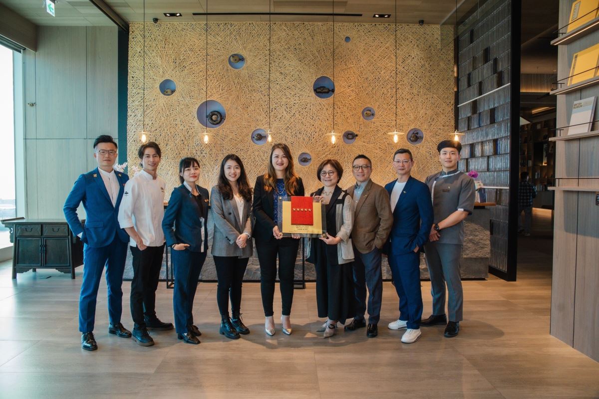 承億酒店榮獲飯店星級評鑑五星級認證，正式成為新科五星級酒店，承億酒店戴淑玲總經理(右4)分享喜悅給高雄市政府觀光局高閔琳局長(中)