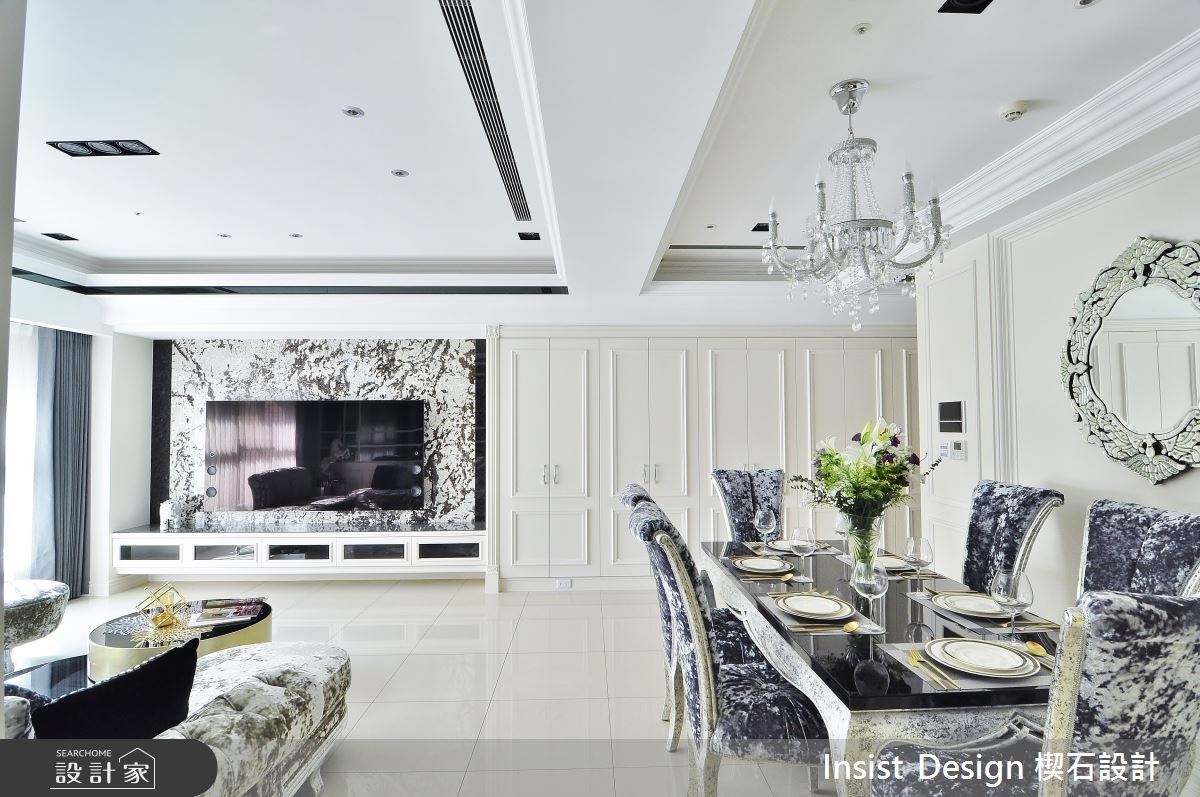 櫃體門片以水晶手把妝點;餐廳放置威尼斯鏡;天花板則運用多層次線板呈現。