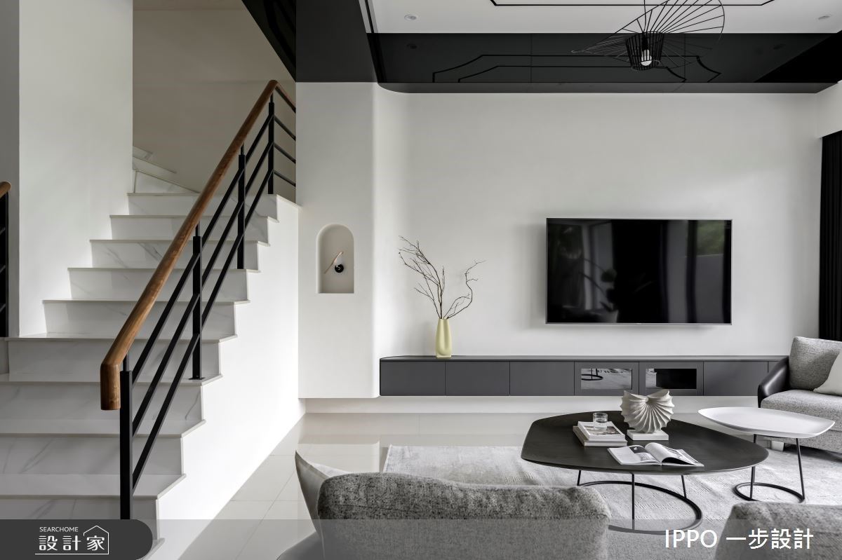 電視牆融合小鳥造型燈飾,呼應室外大自然的氛圍。