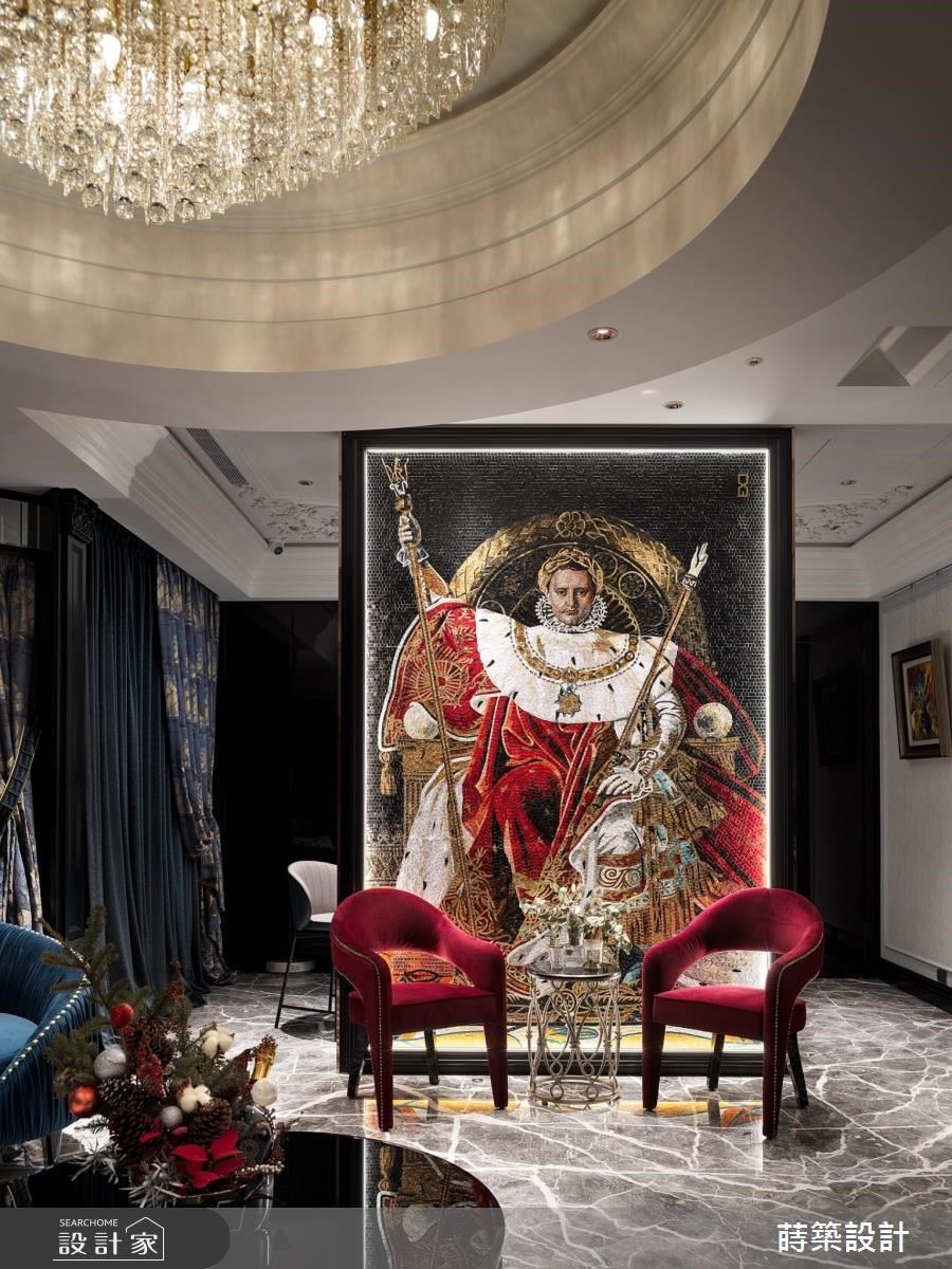 沙發區的經典畫作「王座上的拿破崙一世」是運用手工拼貼馬賽克磚，呈現一個細膩的工法，既契合古典調性又展現霸氣主視覺，可以說是整個空間最吸睛的視覺焦點。