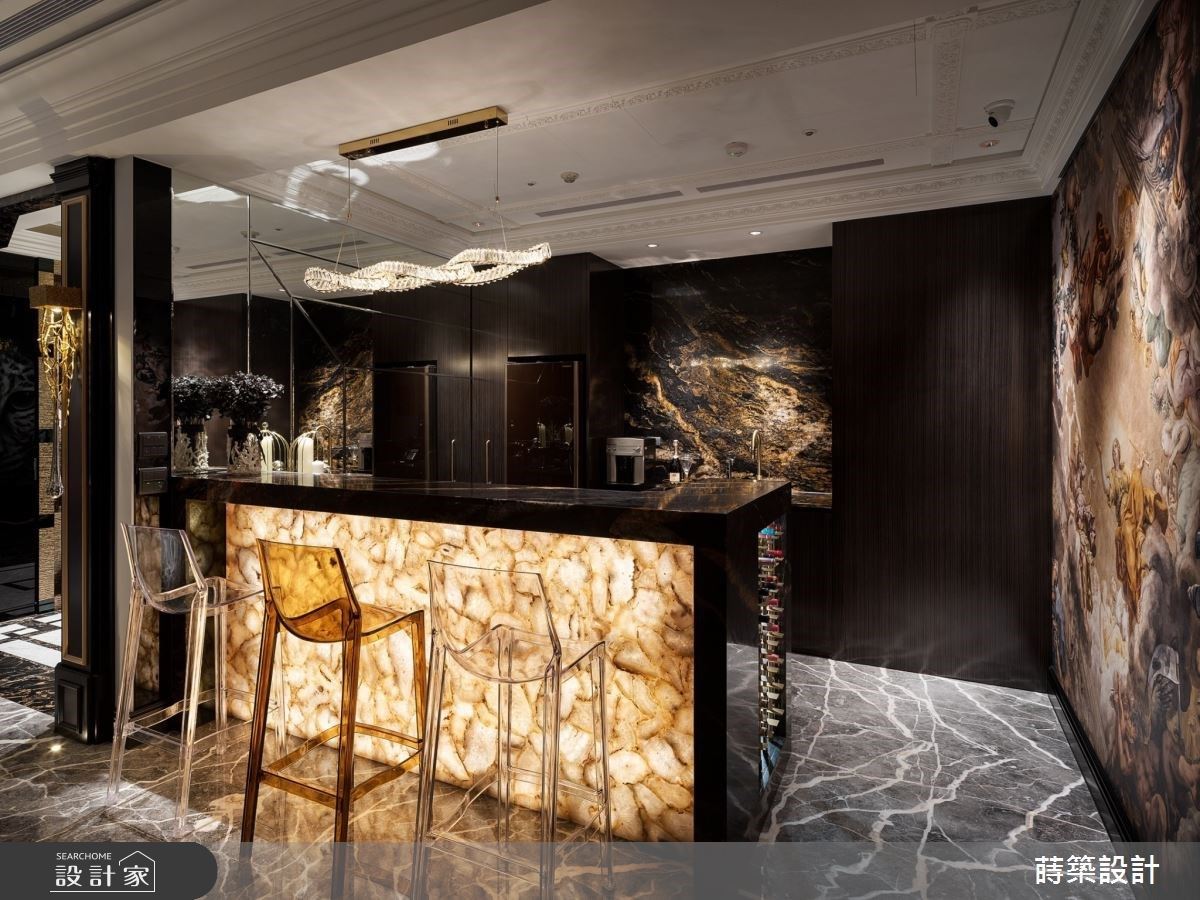 會議區及中島區的透光奢石成為另一個豪華配置，天然的結晶紋理，傳達奢石的富麗氣質，與屋主會談時也能藉此看見奢石不同的運用手法。