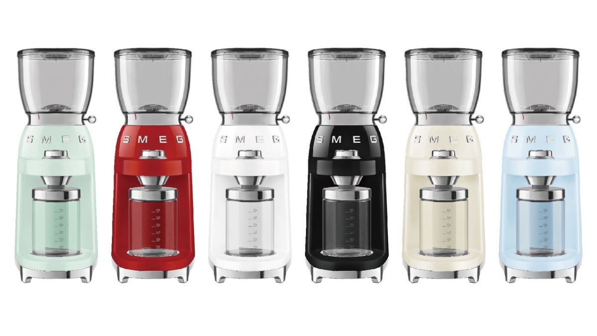 Smeg 義式/⼿沖電動磨⾖機同場加映上市！⾼達 30 段研磨度可選擇，並具備防靜電設計，咖啡⾖槽擋⽚設計也讓清潔上 更加便利，⼀次推出品牌經典復古6 ⾊，讓美型咖啡沖煮⽇常簡單⽽時尚。