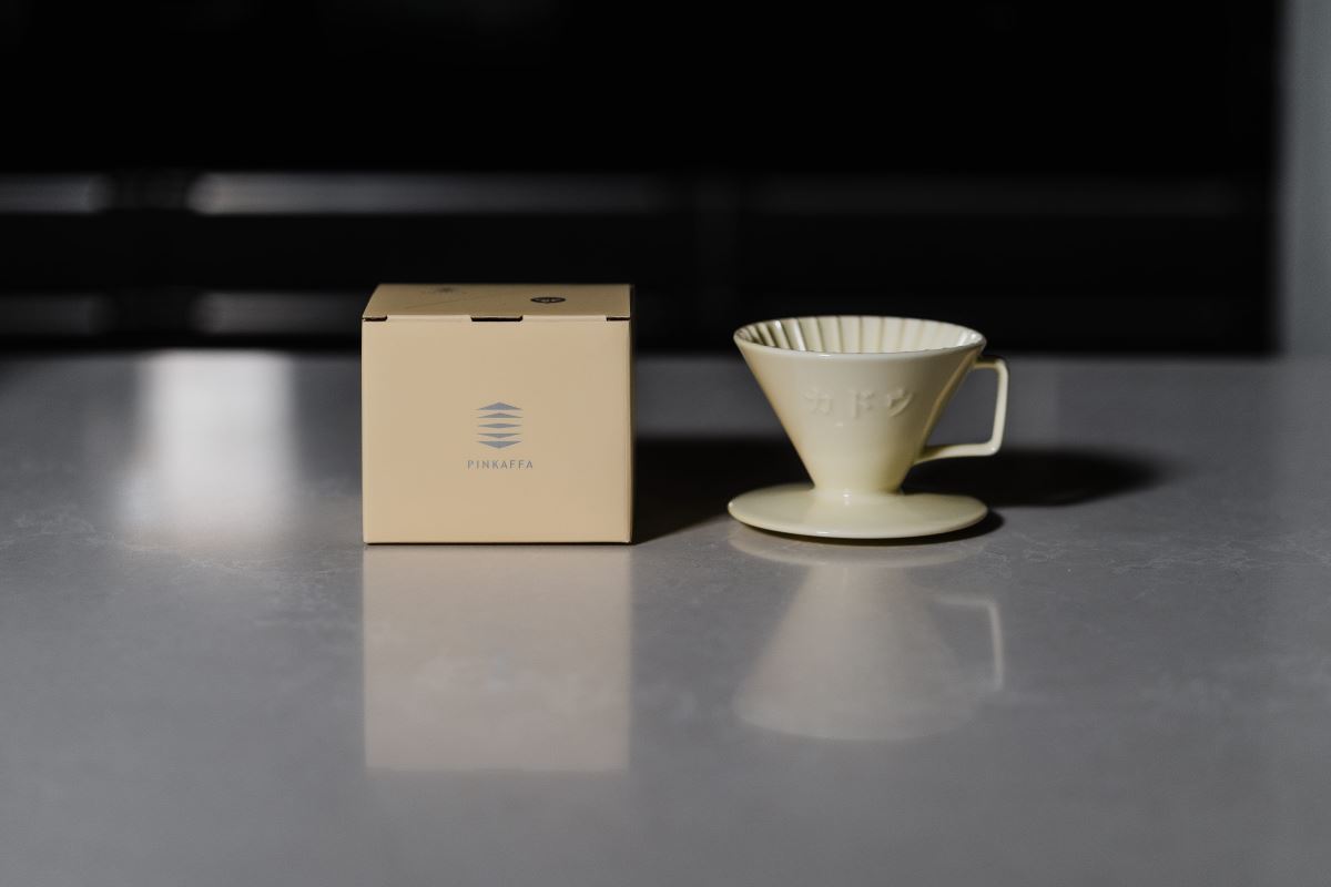 品硯實業⾃有品牌「PINKAFFA 品咖琺」推出專屬台灣粉絲的限量客製化星芒⻣瓷咖啡濾杯，以義⼤利 Smeg 咖啡機 ⼈氣經典奶油⾊為靈感，3⽉1⽇於官網限量早⿃價開賣，數量有限、售完為⽌。