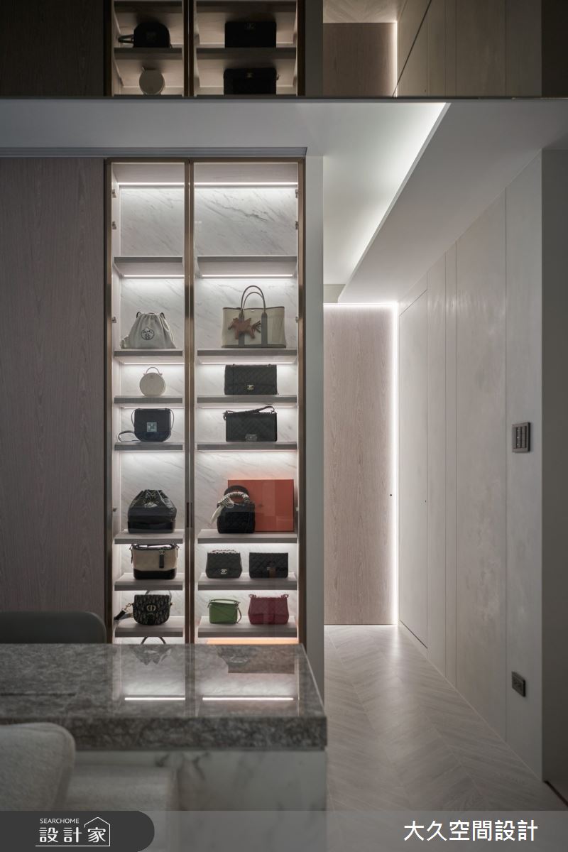 包款展示櫃的燈條，讓女屋主心愛收藏成為焦點。