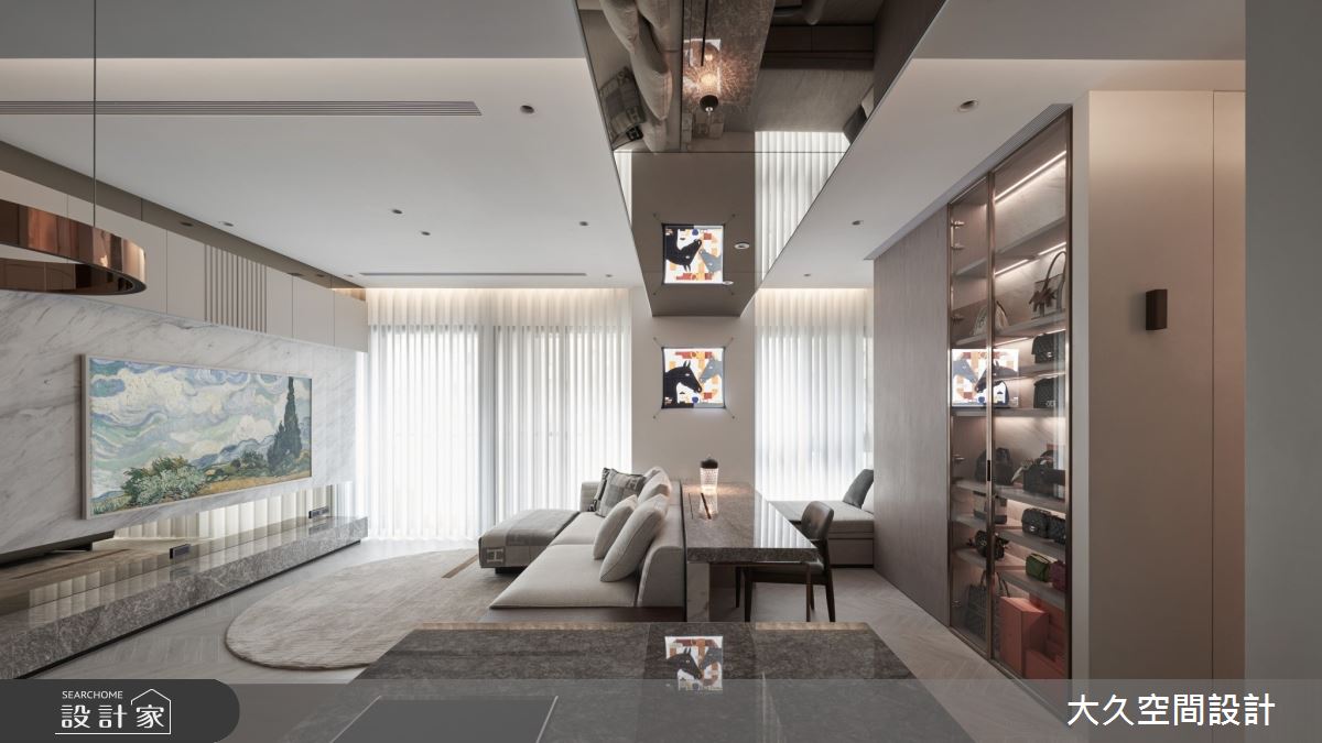 壁燈的設計運用絲巾和燈箱打造的造型。