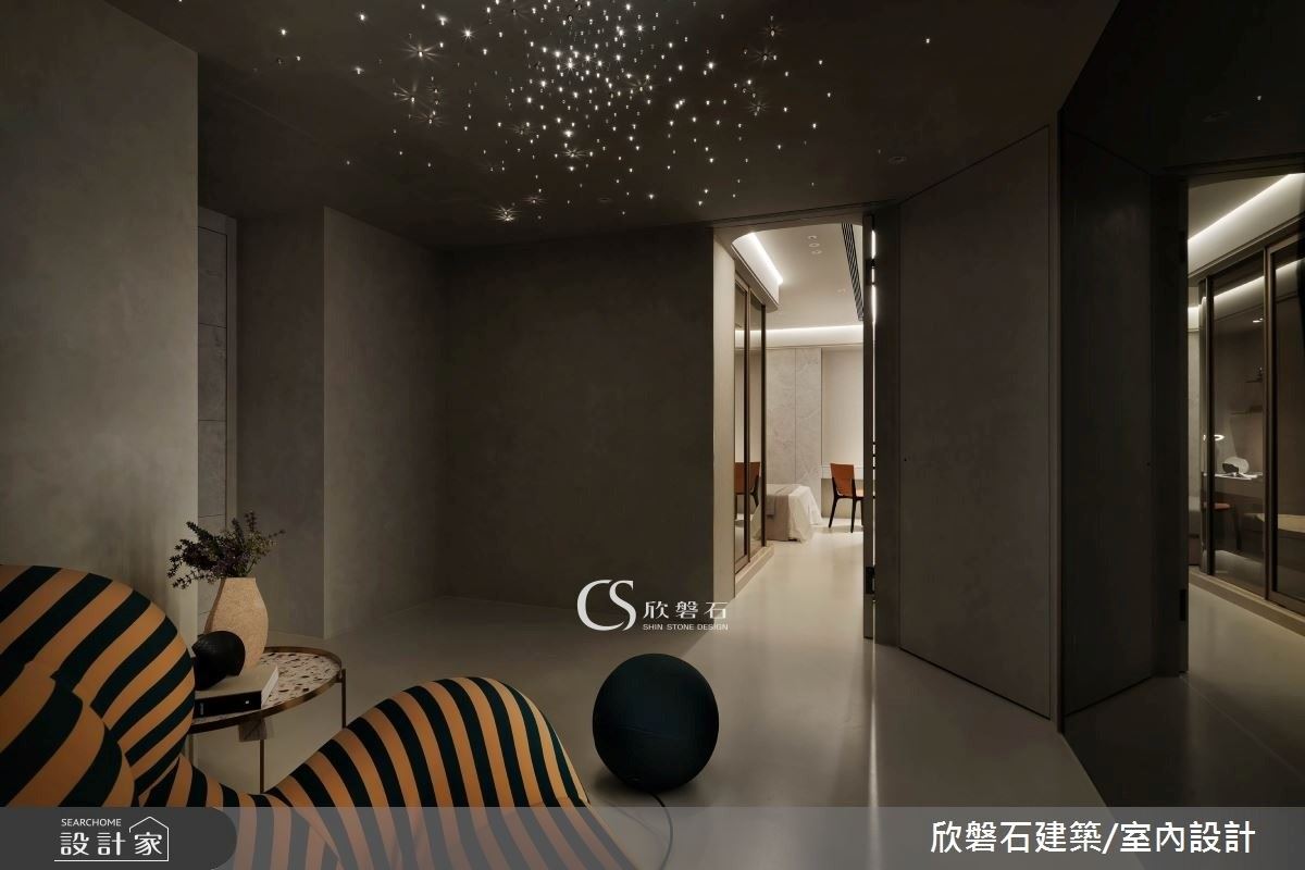 起居室加入夜空燈,有助於放鬆心情,漸進式營造睡眠狀態。