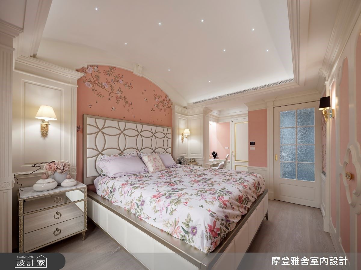 針對臥室入門的大樑，設計師同樣以框景手法包覆入口，打造私領域的安全感，並保留睡眠區屋高，向上延伸圓弧穹頂。