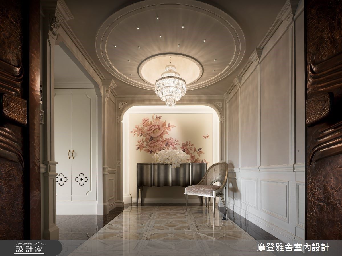 秉持「設計是解決問題、而非製造問題」的中心思想，設計師以「二進式獨立玄關」打造居宅全面隱私，更進一步增添大量美型收納機能，破除大門正對主臥及穿堂煞的積弊。