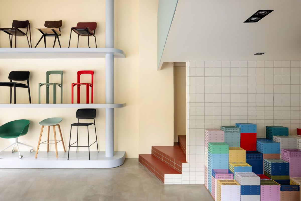 HAY台北旗艦店還原丹麥HAY House原址空間細節，交織視覺和諧舒適的北歐氛圍，與色調濃烈的梯間形成鮮明對比，展現大膽爽朗的用色哲學。