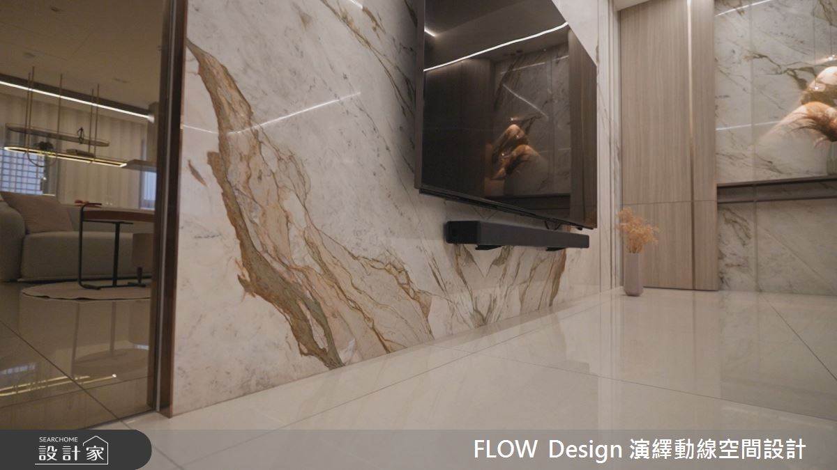 客廳電視牆大面積的奢石對花細節,搭配端景台,滿足視覺美觀與展示機能