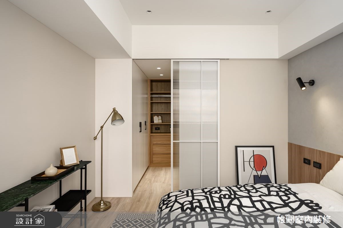 更衣室運用玻璃拉門取代傳統門扇避免產生房中房格局