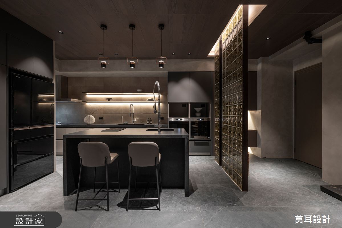 玄關的茶色玻璃磚屏風,除了平衡空間色彩、同時有屏除開門見灶的風水雙機能。