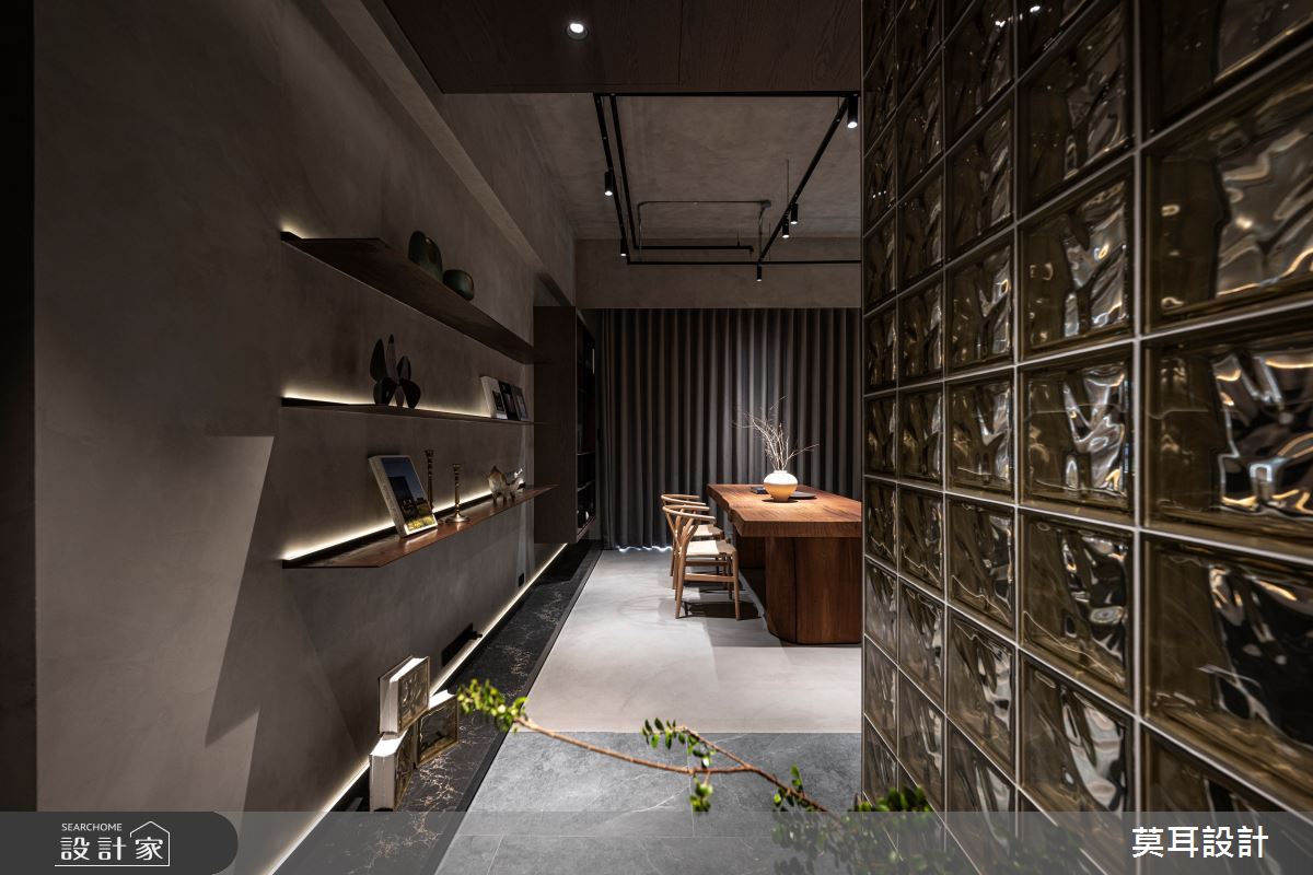 生鐵層板隨著時間風化產生獨一無二的銹紋,正符合男主人對空間的期待。