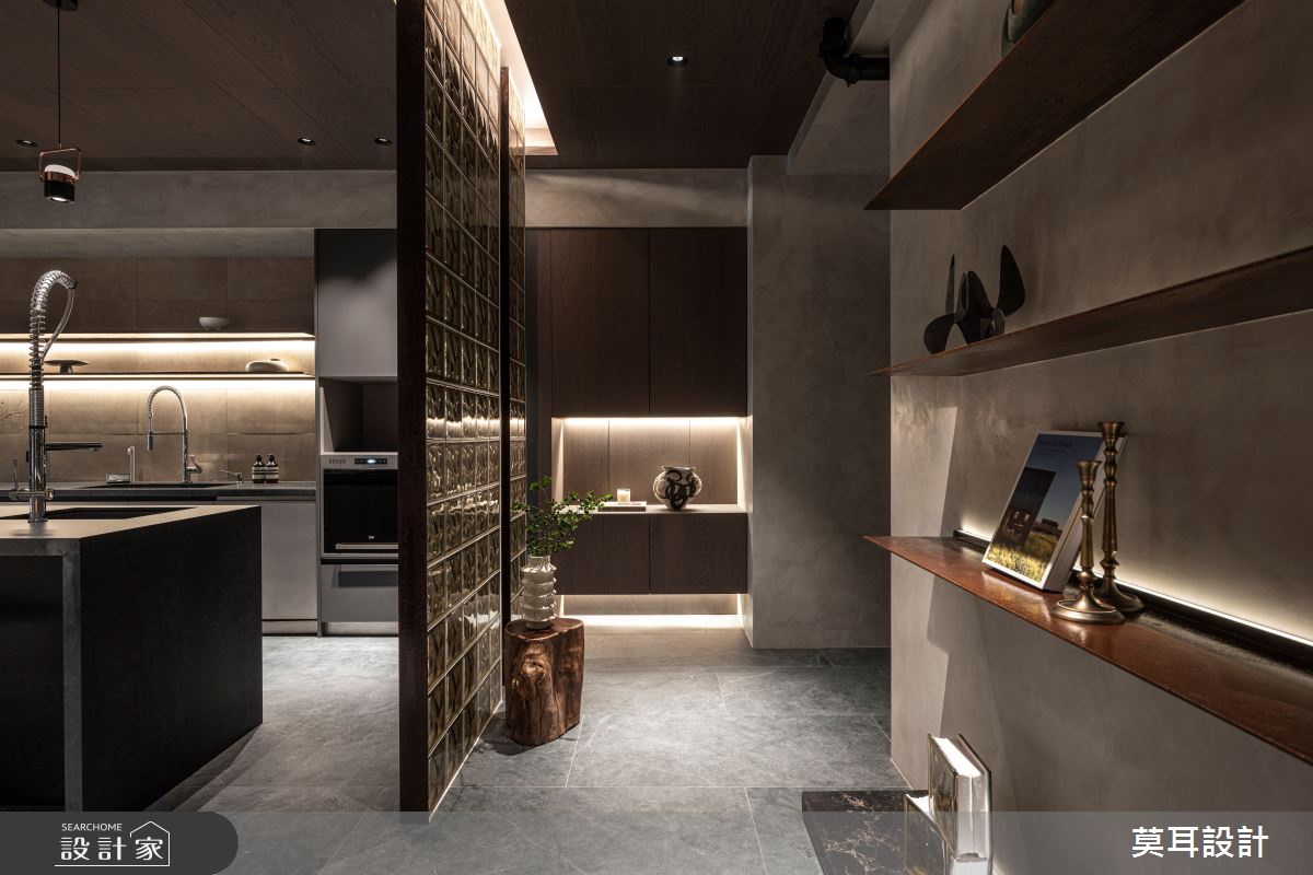 原始的材質,最少的裝飾,男主人可以根據自己不同時期的喜好改變陳列,滿足每個階段的自己。