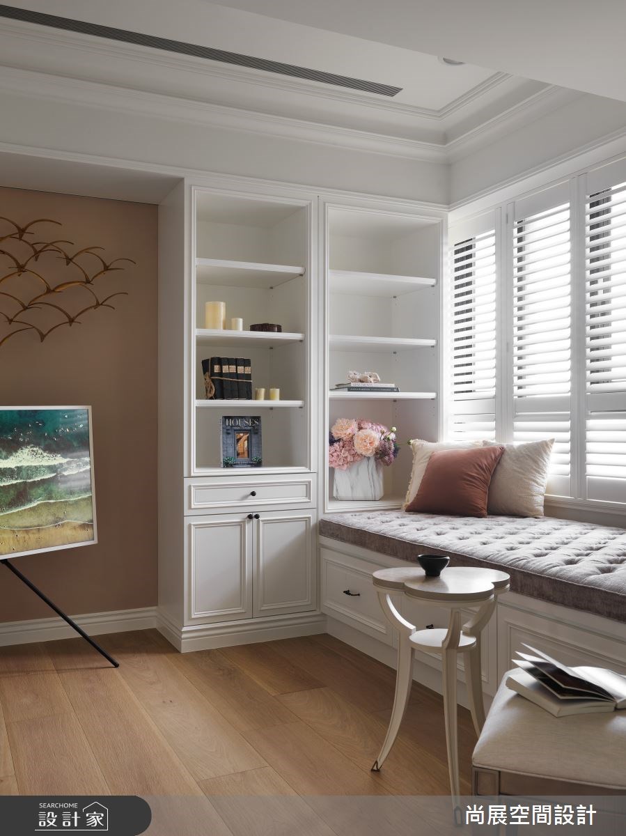 公領域後方畸零處規劃書房區，並藉由窗簾彈性切換客房功能；善用靠窗位子納入收納機能的臥榻區，由內而外強化居所的實用度。