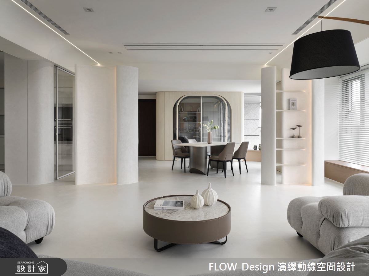環饒與流動感形成空間語彙,人、空間、窗外自然透過動線緊密互動,交織於白色淡彩的屋宅中成為生活。