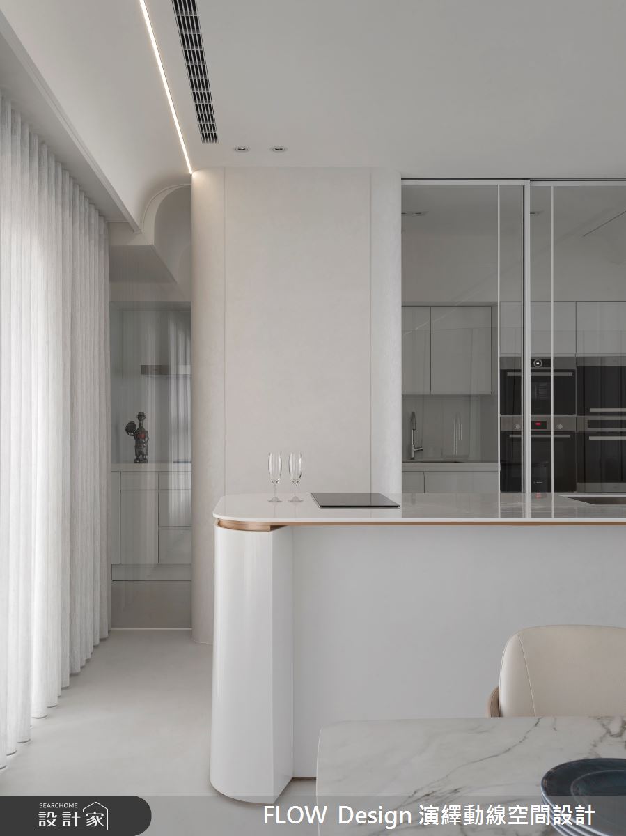 隔出內廚以防油煙逸散,運用拉門創造空間開放的彈性,維持整個公共空間暢流的動線。
