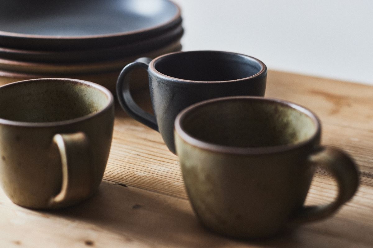 TERRA系列採用沉穩色調的釉藥，有著日式質樸氣息。