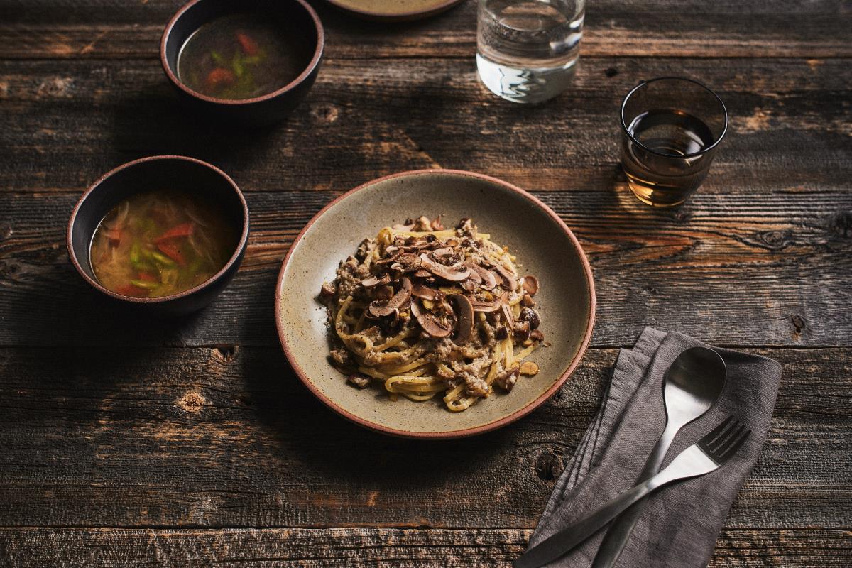 器皿由職人手作製成，經過上釉和燒製的步驟，外觀色澤也會略有不同。