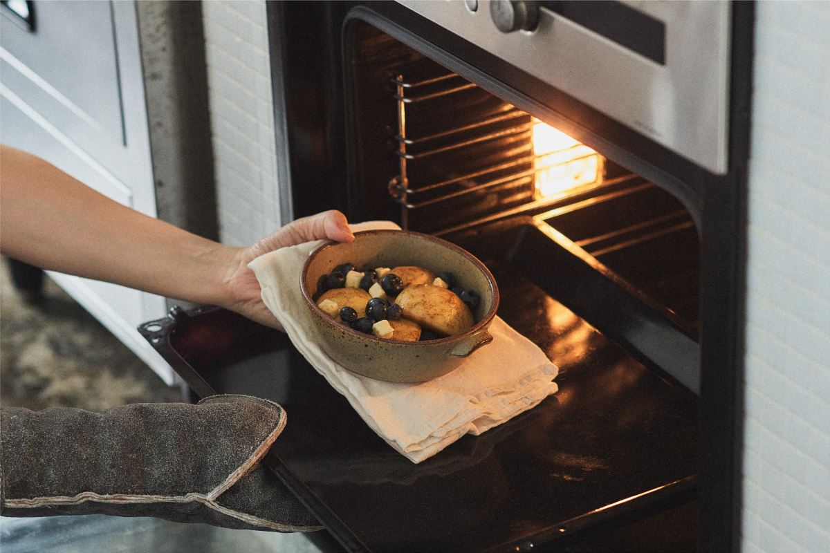 烤皿帶有手柄，有著易於持握的手感，並可疊放收納。