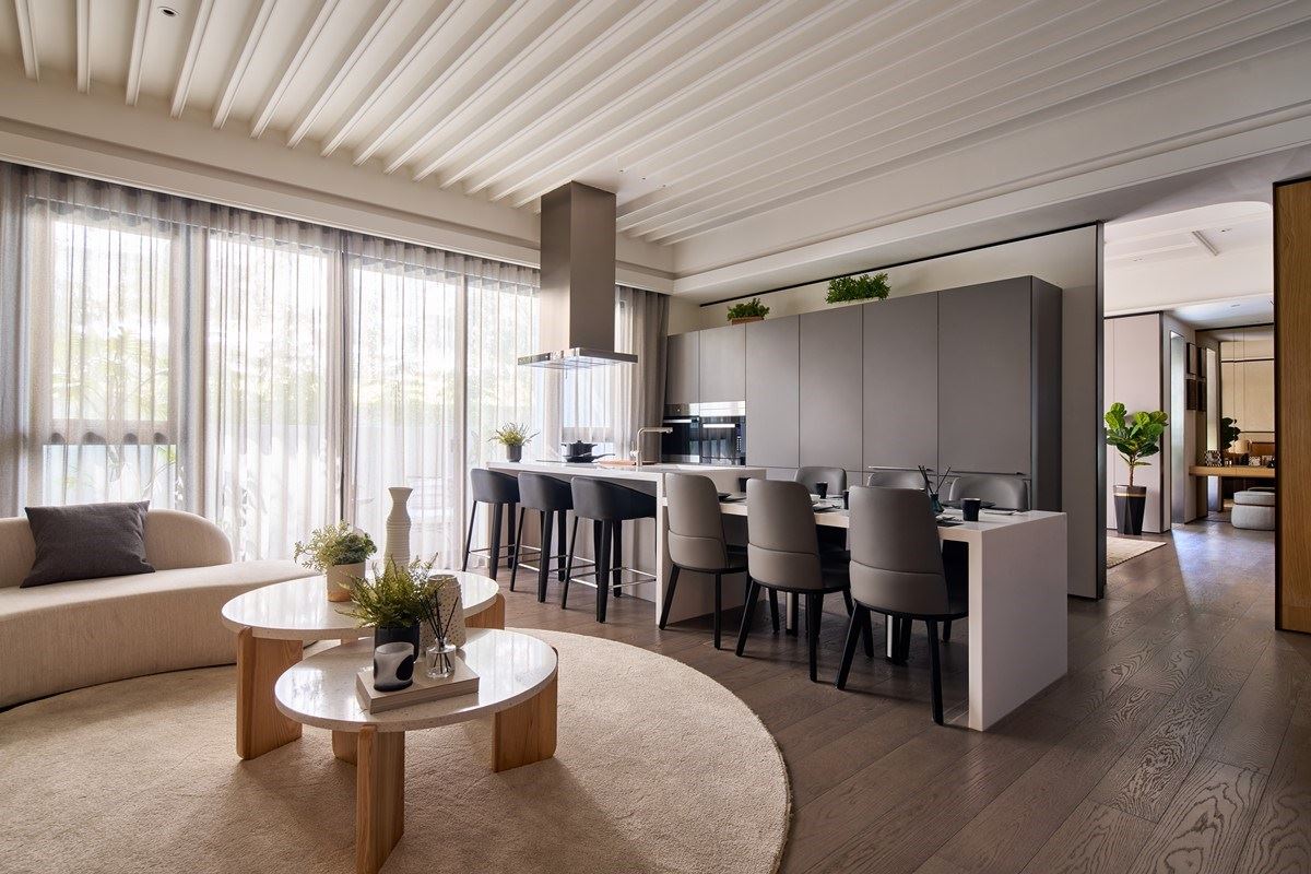 台中「雍悅一方」建案與公園綠地為鄰,豪宅內部則以 TLK 義式廚房襯托廣闊尺度。