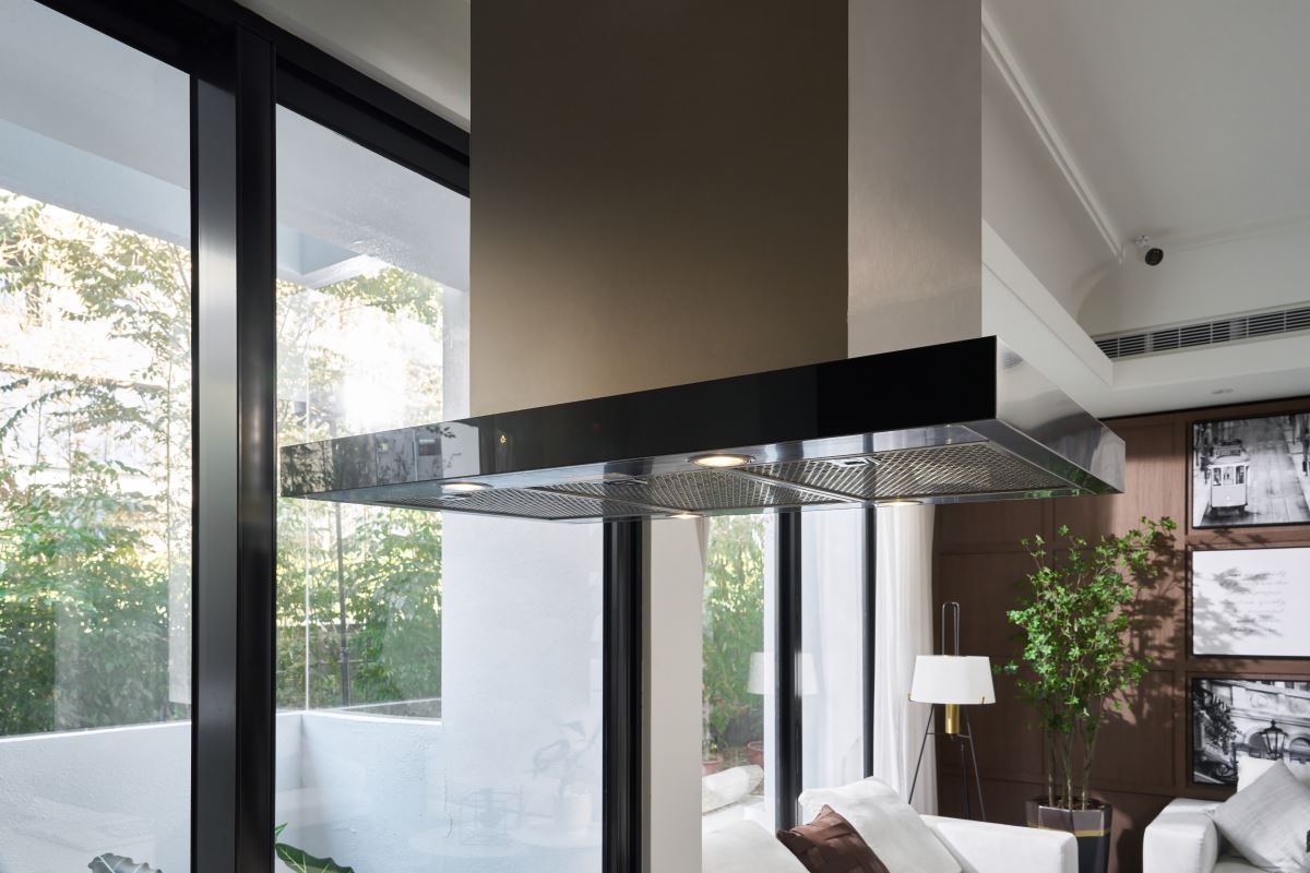 svago 中島式排油煙機具備 Turbo 強勁吸力,讓人從開始烹飪到煮完上桌,都能呼吸清新空氣。