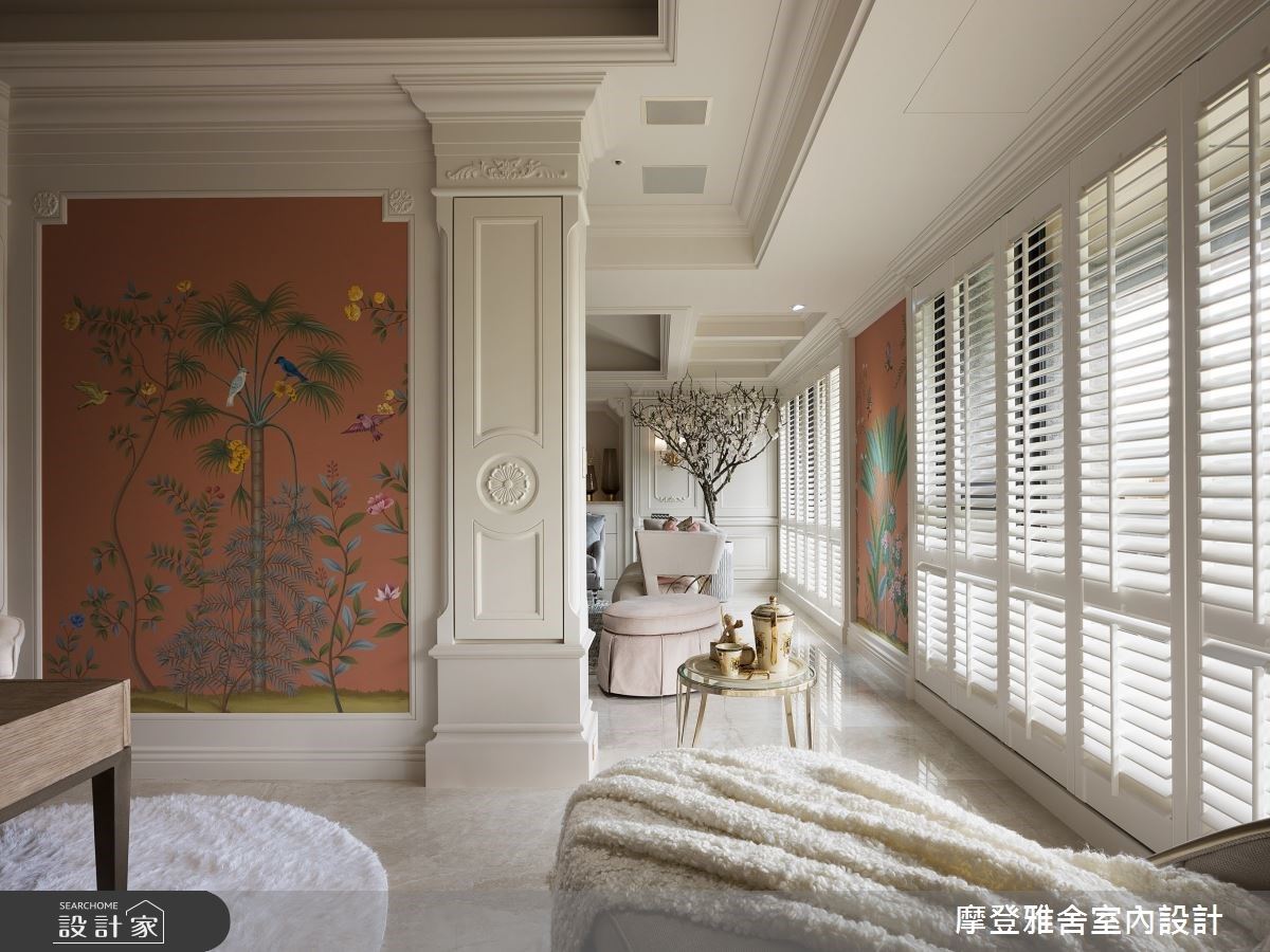回字型動線讓書房與客廳壁畫色系相互呼應，也是設計師的小巧思。