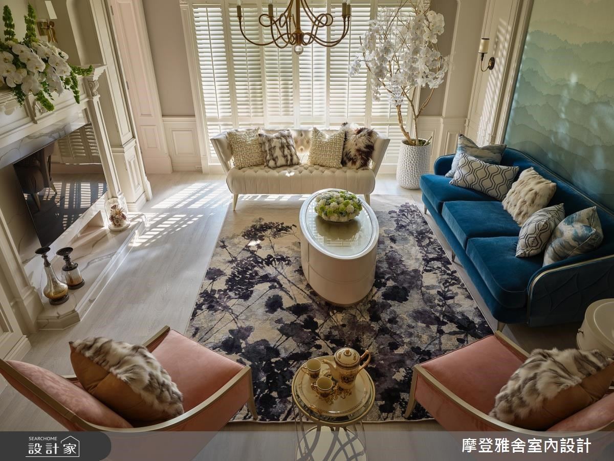 巧妙掌握 1:5 比例將柔和桃單椅融入沉靜、穩定的對比色海灣藍色系，達到耳目一新的跳色效果。