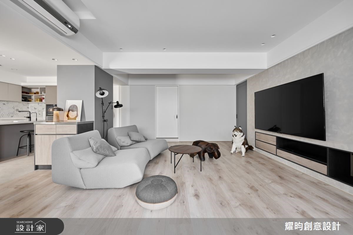 老屋拆除牆面,客廳與後方開放式廚房串聯視野開闊