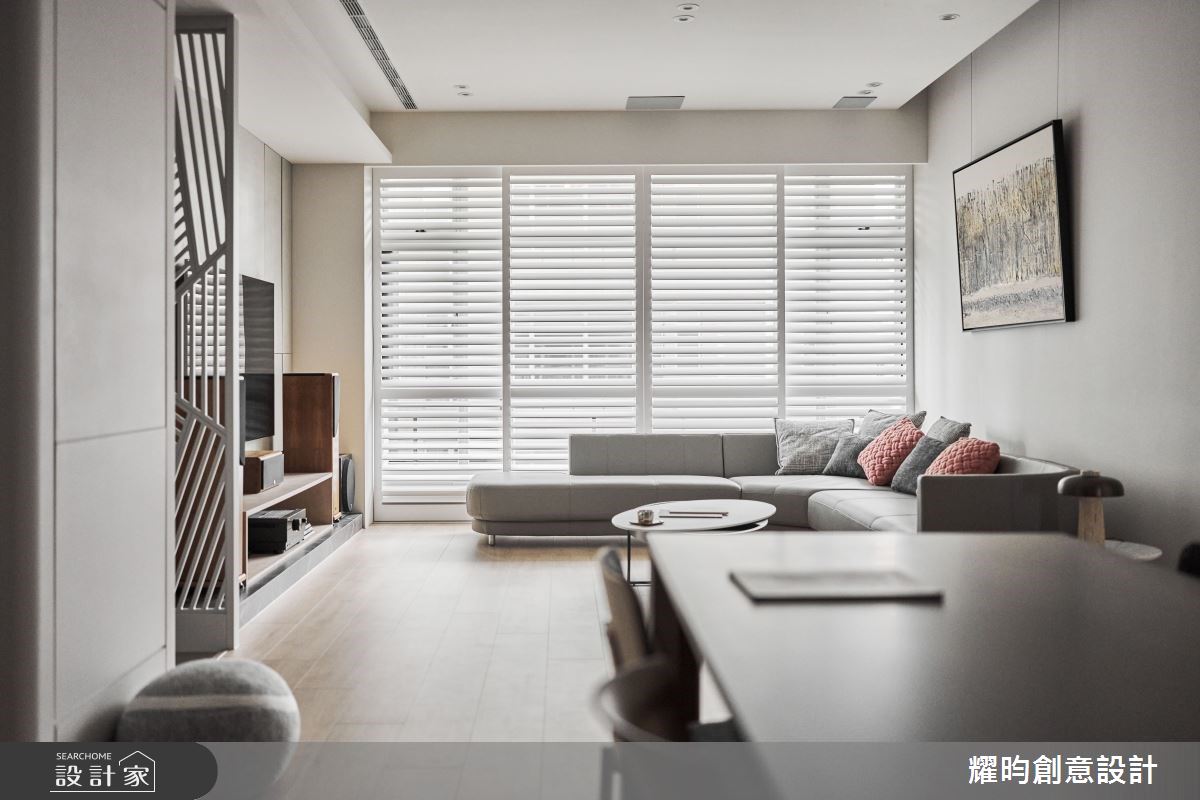 運用實木百葉窗,可自由調整光源,兼具隱私性