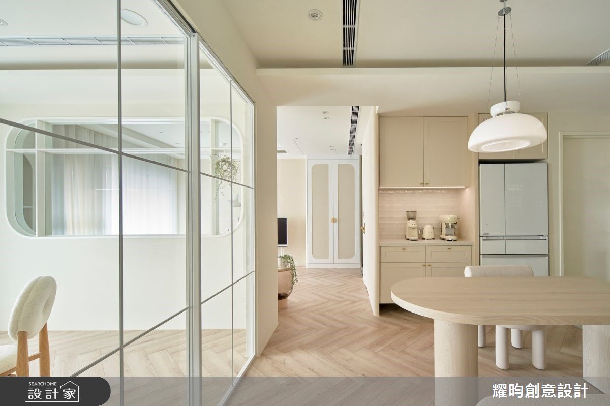 書房以大量玻璃拉門,讓光線得以進入到餐廳
