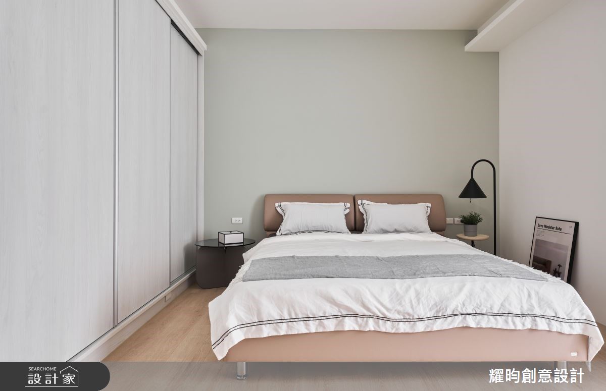 系統衣櫃門片為榆木,色澤柔和木質細膩