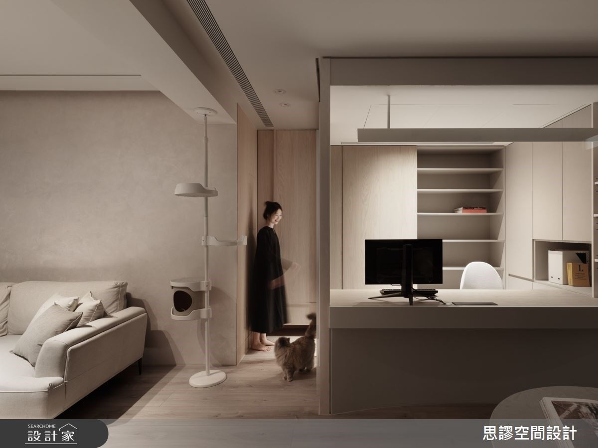 女屋主通常在家工作,公領域新增一間書房運用玻璃隔屏以及玻璃拉門圍塑出場域,除了有隔音的效果同時達到空間的穿透性,讓屋主在辦公室也能輕鬆的看到家人的狀況建立起內外的連結。