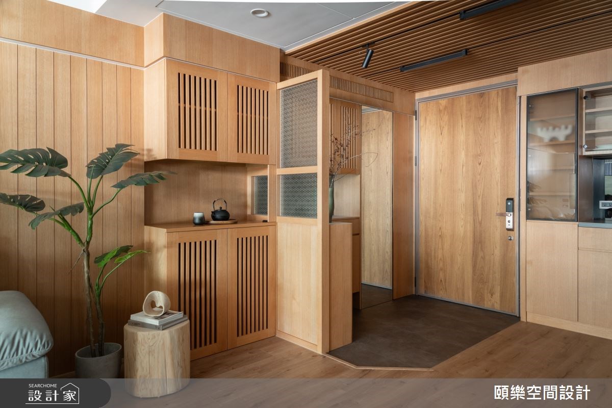 多數屋主選擇將應急包放在玄關附近,方便逃生時拿取。>> 看更多玄關設計