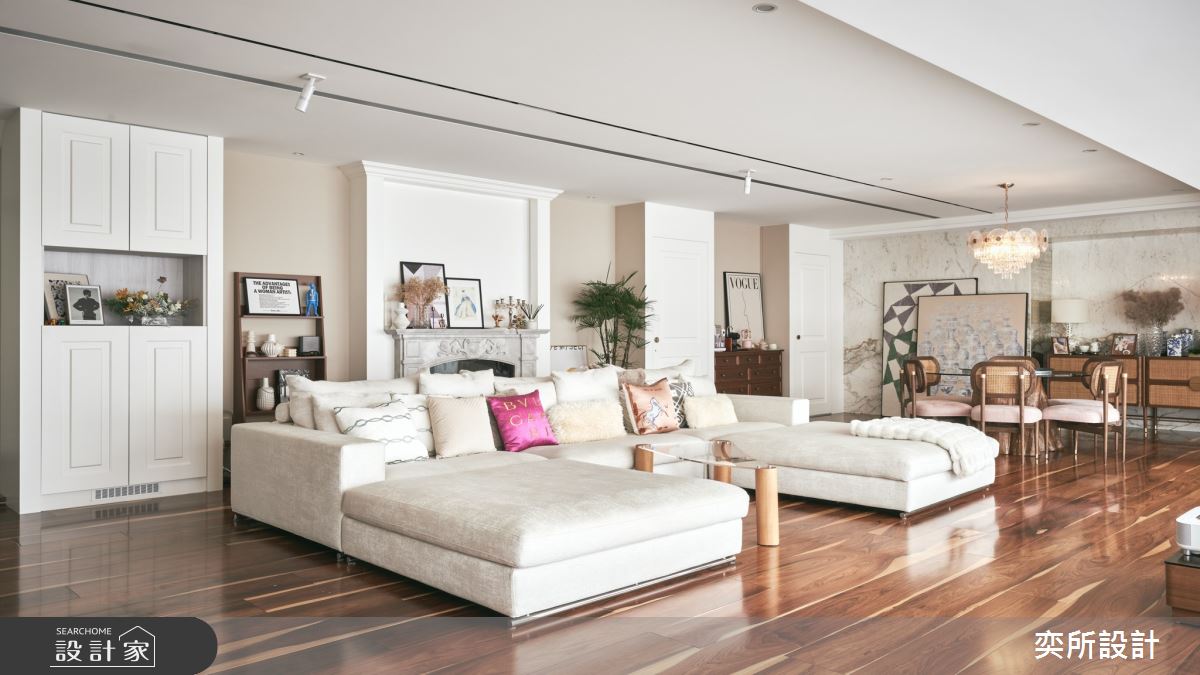 沙發背的壁爐使用石材雕刻線版造型,隱藏了電子壁爐的現代感。