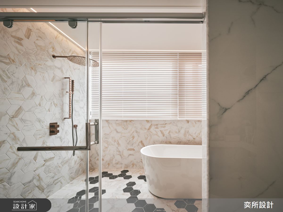 衛浴淋浴間以黑色六角玻璃明鏡為亮點,與黑白色六角地磚相互呼應。西班牙引進的香檳金衛浴設備更使空間營造出獨特而奢華的氛圍,展現對細節的極致追求。