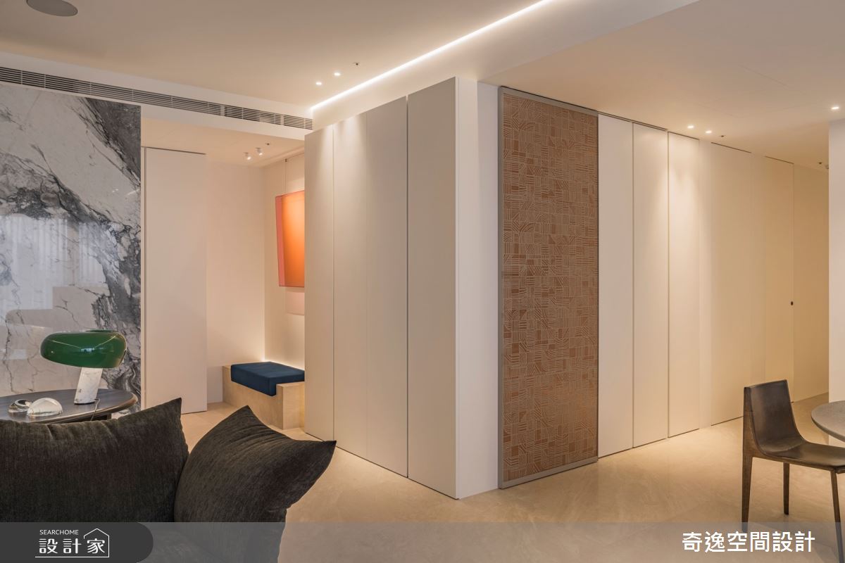 茶水吧台隱藏拉門中,貼覆由西班牙女建築師義大利的品牌磁磚,立體刻紋的紅磚紋路非常特別,作為餐區的一大亮點。