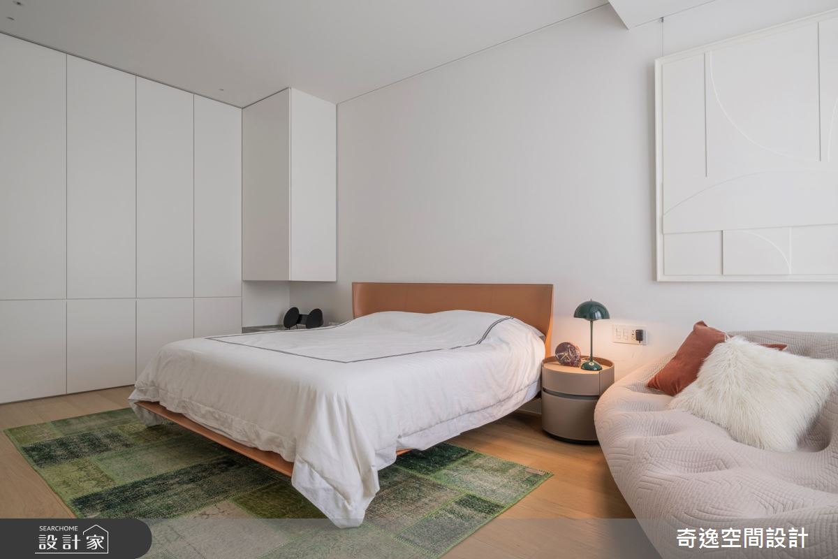 白色畫作只用幾何線條傳遞設計主軸,同時呼應全室每個藝術端景,提升空間質感及品味。