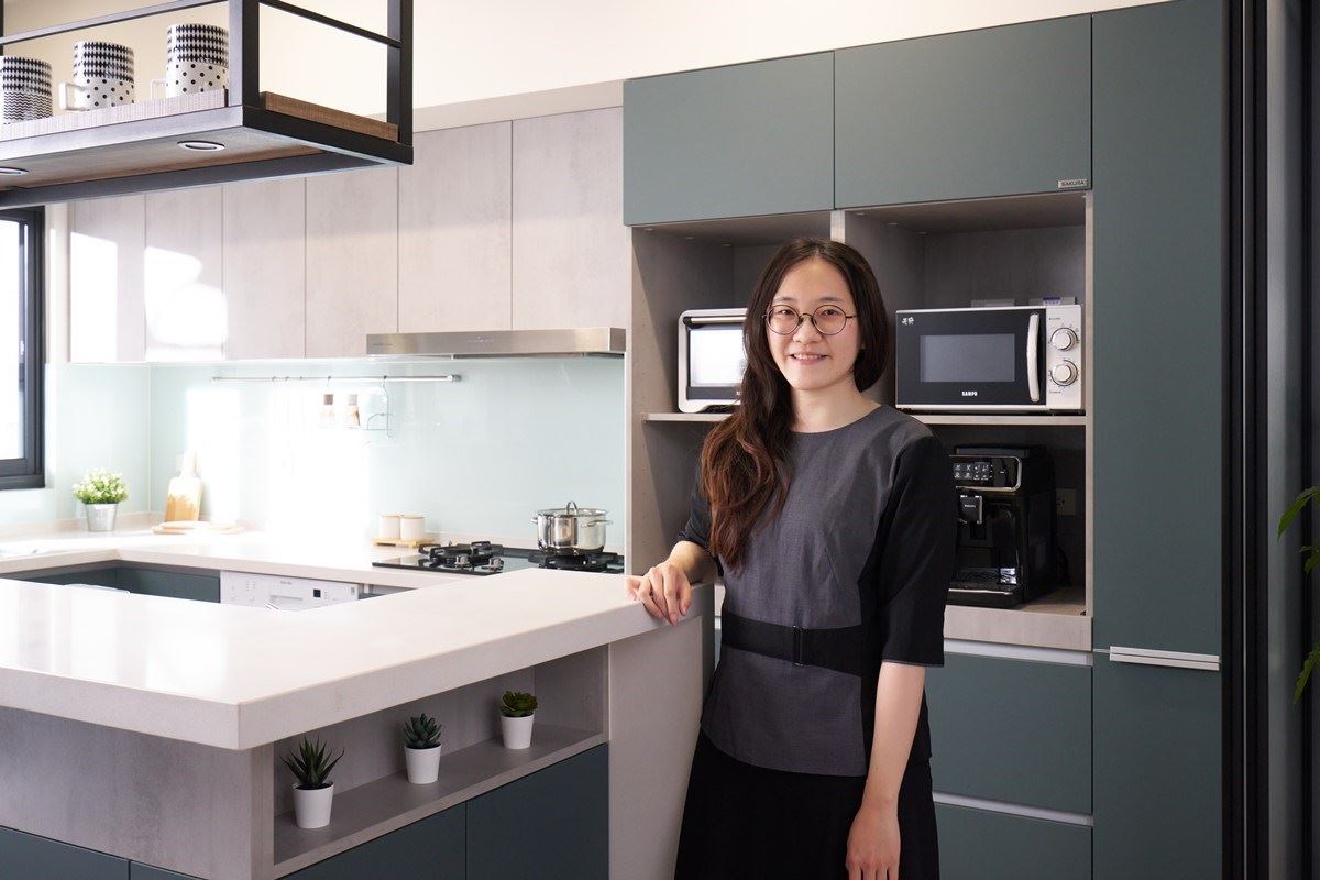 SAKURA KITCHEN 北大店的何設計師按照屋主生活習慣,規劃櫥櫃和廚電擺放位置。