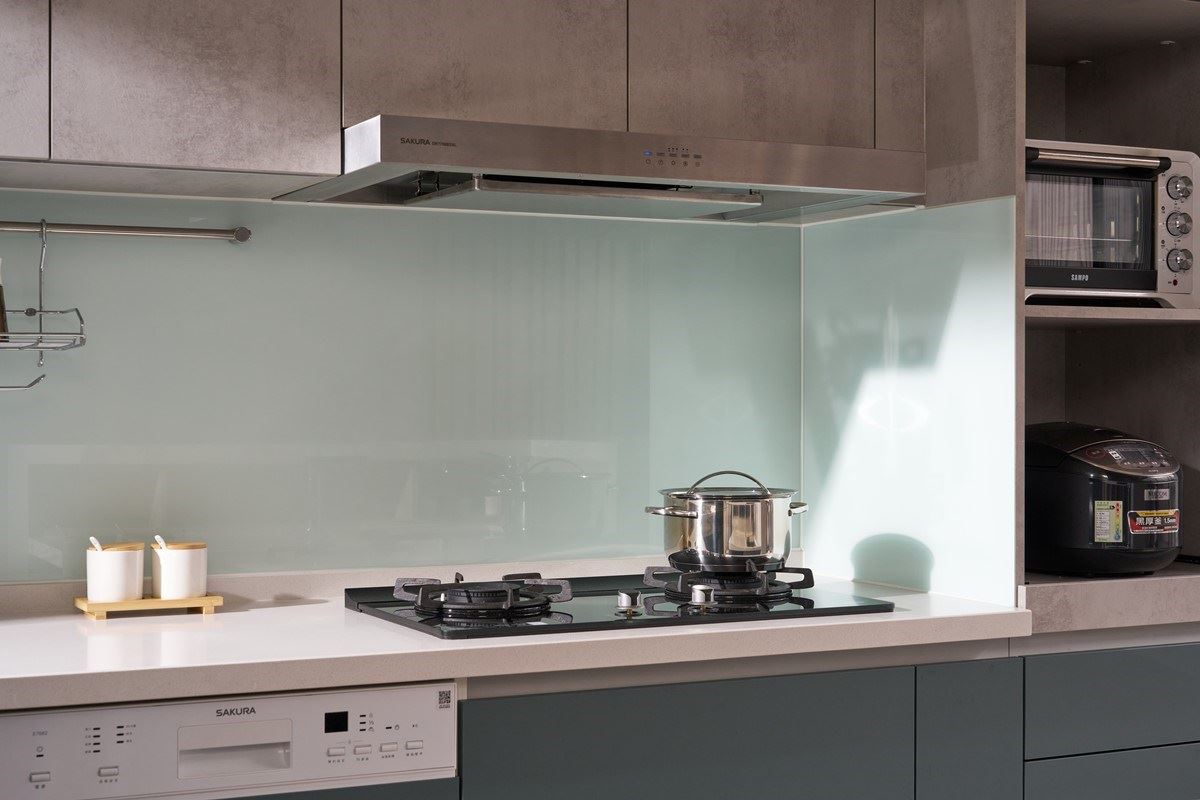 櫻花歐化除油煙機具備 Turbo 超強吸力和靜音除味功能,能維持開放式廚房的良好空氣品質。