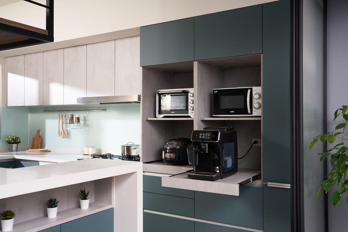 可拉出的電器櫃抽盤,使用廚電更順手。